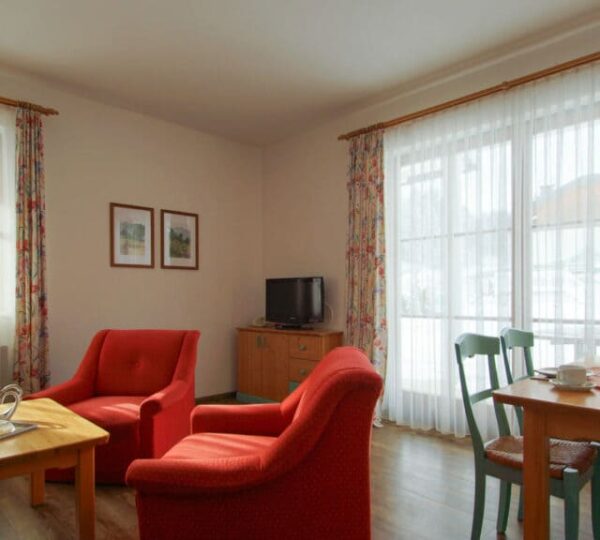 Wohnzimmer-Typ-I-und-H-Haus-Mittagskogel-02-1024x576